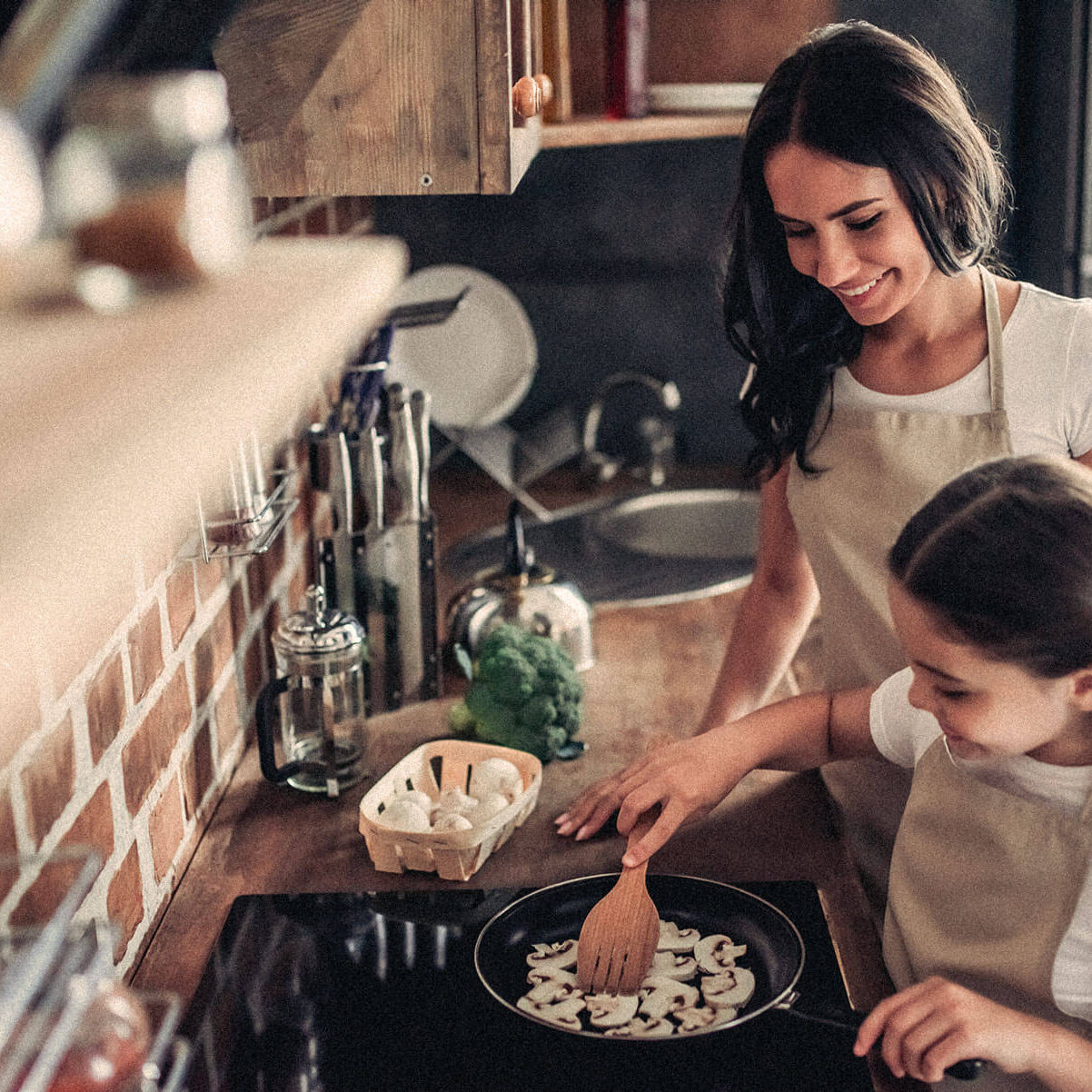 La familia cocina setas del lushroom